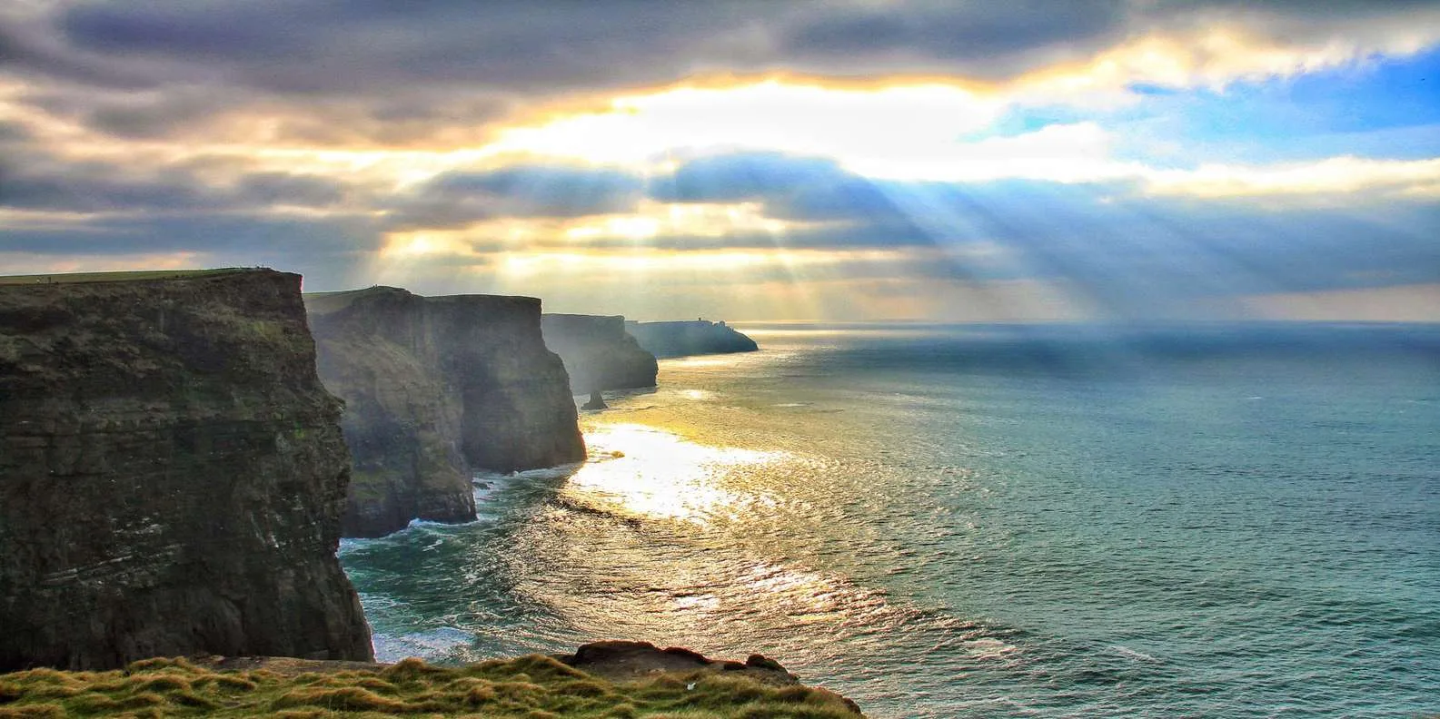 Panoramic view of the Cliffs of Moher from the best Dublin day tour with Atlantic Ocean views